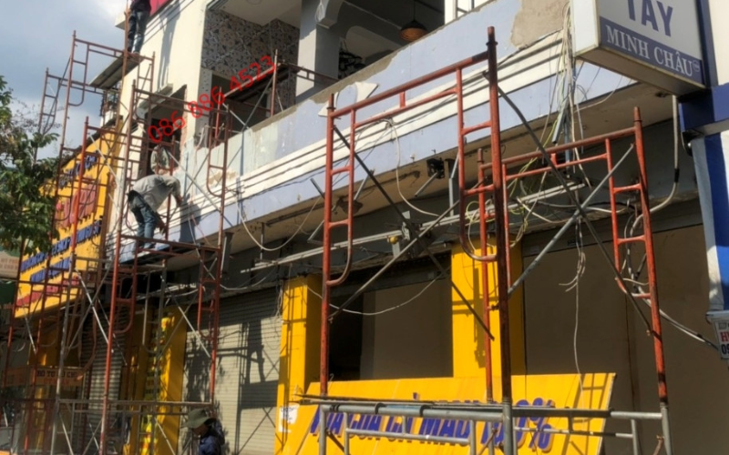 Tháo dỡ bảng hiệu 