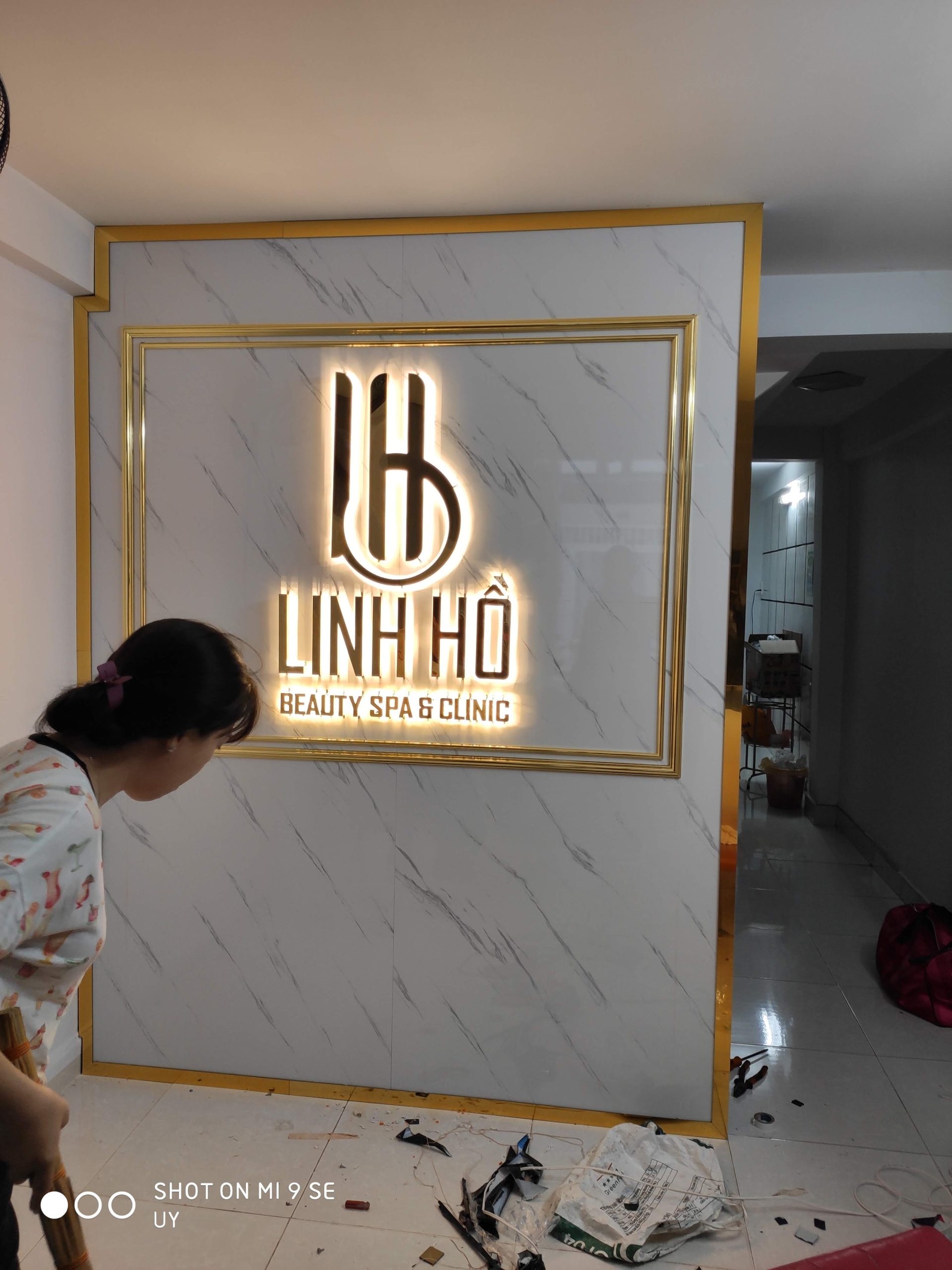 chu-noi-inox-backdrop
