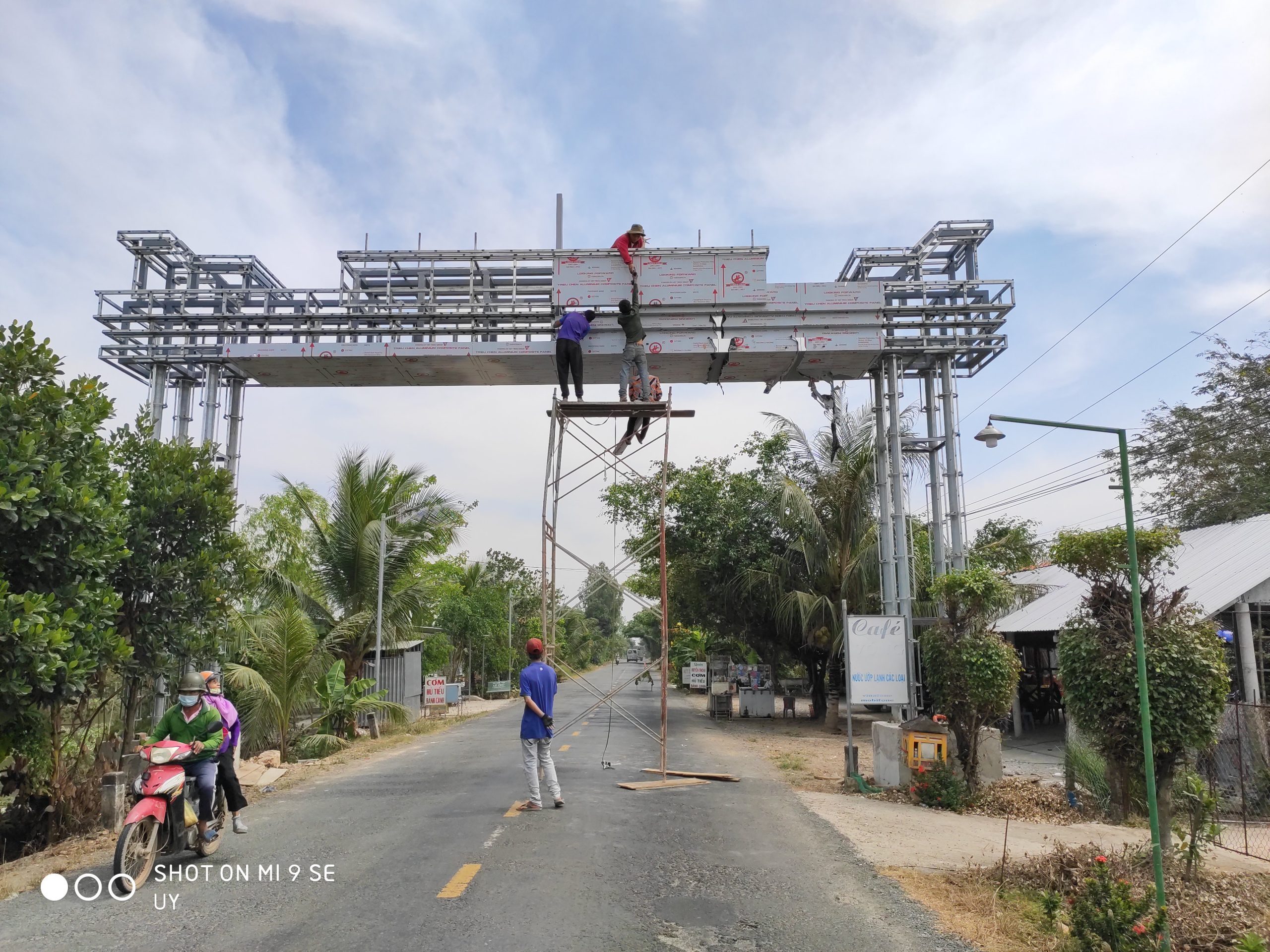 thi-công-ốp-aluminium