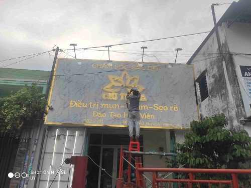 vệ sinh bảng hiệu