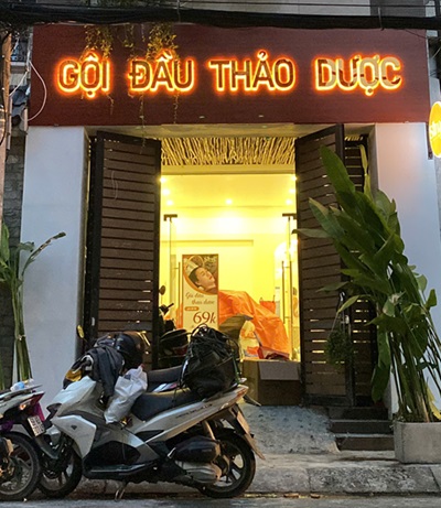 THIET-KE-BANG-HIEU-SPA-CHU-NOI-INOX-VANG-GUONG-CO-BAT