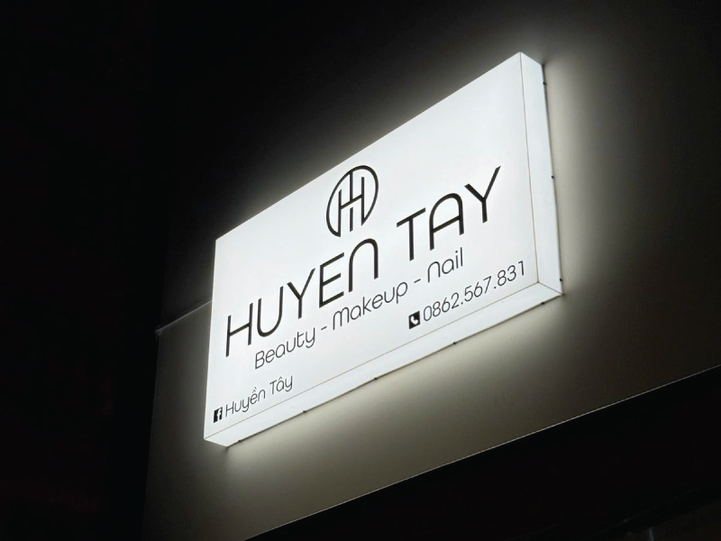 bang-hieu-hop-den-sat-tuong