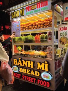 xe-ban-banh-mi-ket-hop-bang-hieu