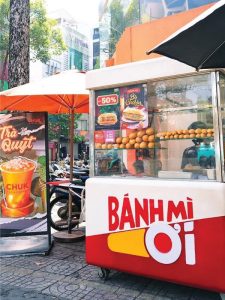 quay-banh-mi-voi-bien-hieu-mini
