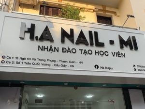 xu-huong-thiet-ke-bang-hieu-nail-nam-2026