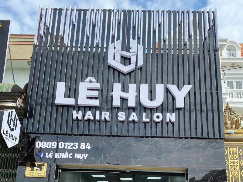 bang-hieu-hair-salon-chu-noi-mica-trang