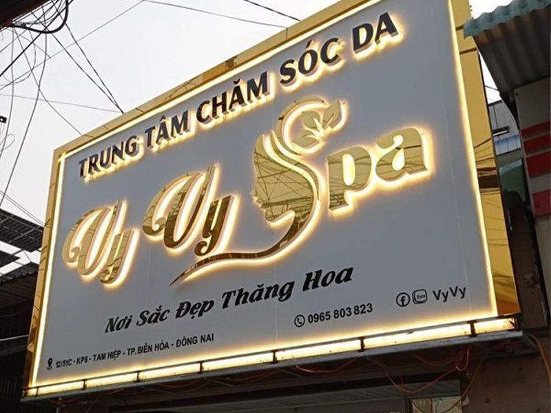 bien-quang-cao-chu-noi-inox-vang-guong-den-led-spa