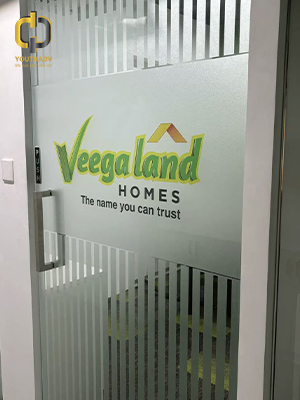 decal-logo-mo-kinh-cua-van-phong
