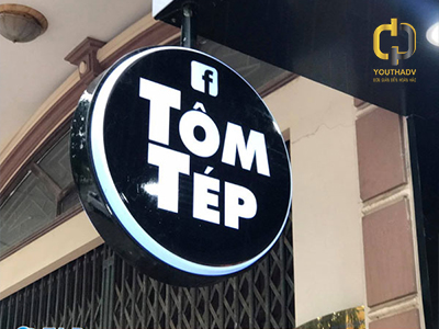 bien-hut-noi-tom-tep-treo-ngoai-cua-hang