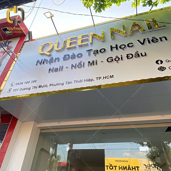 thiet-ke-bang-hieu-queen-nail-nen-alu-trang
