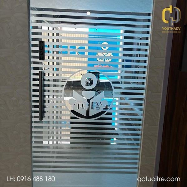 decal-mo-trang-tri-cua-kinh-van-phong