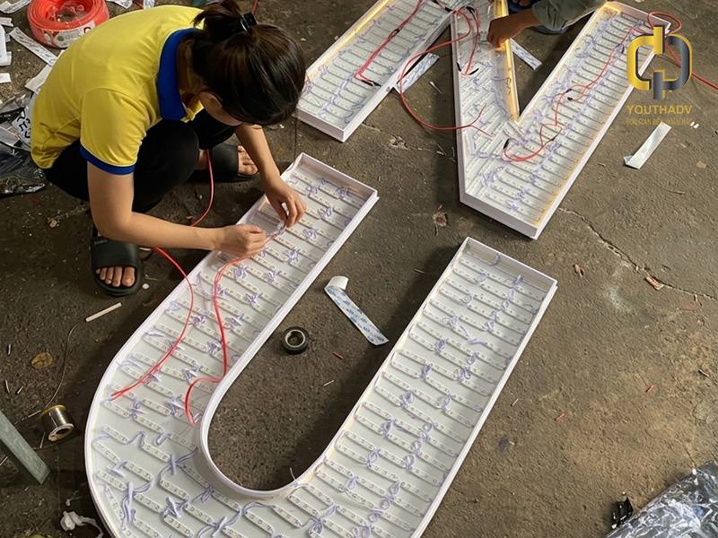 bang-hieu-nail-chu-noi-mica-nen-cemboard