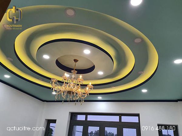 tran-thach-cao-tron-giat-cap-phong-khach